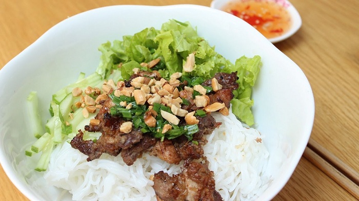 top 10 plats vietnamiens vermicelles au porc grille